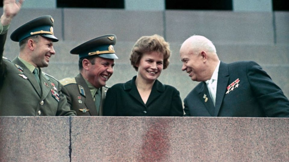 Nikita Sergejevič Chruščov, Valentina Těreškovová, Pavel Popovič a Jurij Gagarin v roce 1963